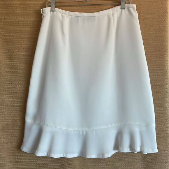 Karen Scott  Ruffled Bottom White Skirt. - Picture 4 of 7